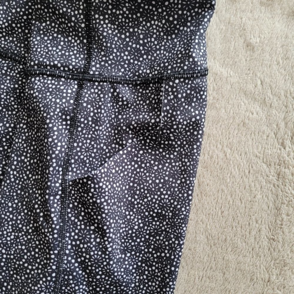 Lululemon Pace Rival Crop Freckle Flower Black White/Black size 4 - Picture 9 of 15